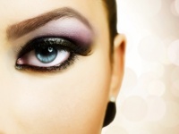 Как правильно скрывать синяки: декоративная косметика