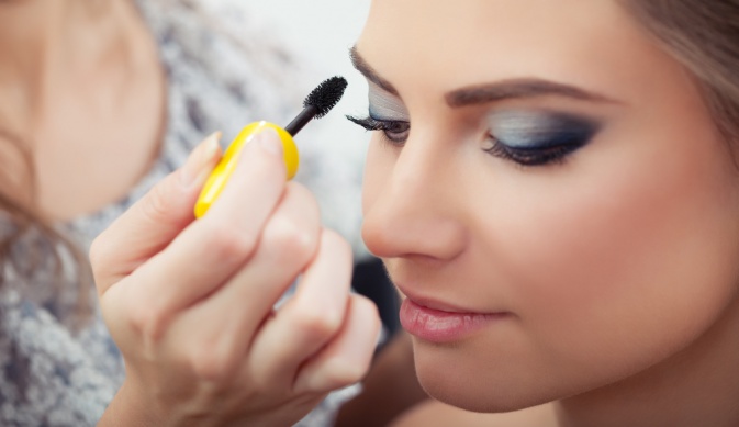 Как ухаживать за кожей вокруг глаз летом?