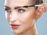 Акцент на брови: 4 летних макияжа