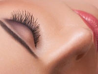 Чем лучше наносить тональный крем: мнение визажиста