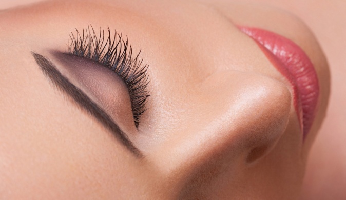 Чем лучше наносить тональный крем: мнение визажиста