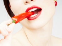 Лето с красной помадой: 4 вида макияжа