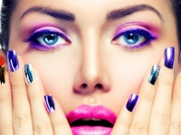 Макияж и цветные пряди: советы эксперта