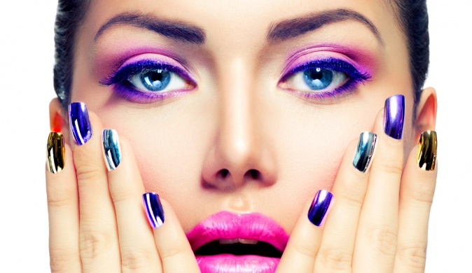 Макияж и цветные пряди: советы эксперта