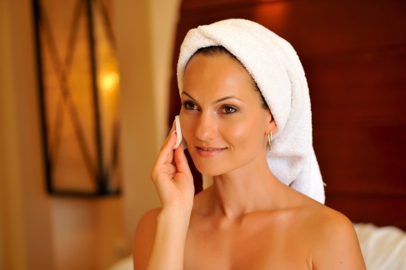 Как правильно снимать макияж